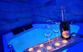 Apartament w Centrum z Jacuzzi, prywatny parking, klimatyzacja 4